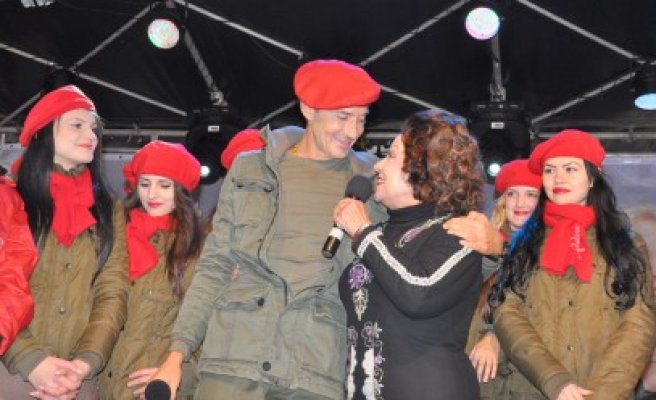 Candidaţii USL au făcut horă pe muzica Mariei Ciobanu